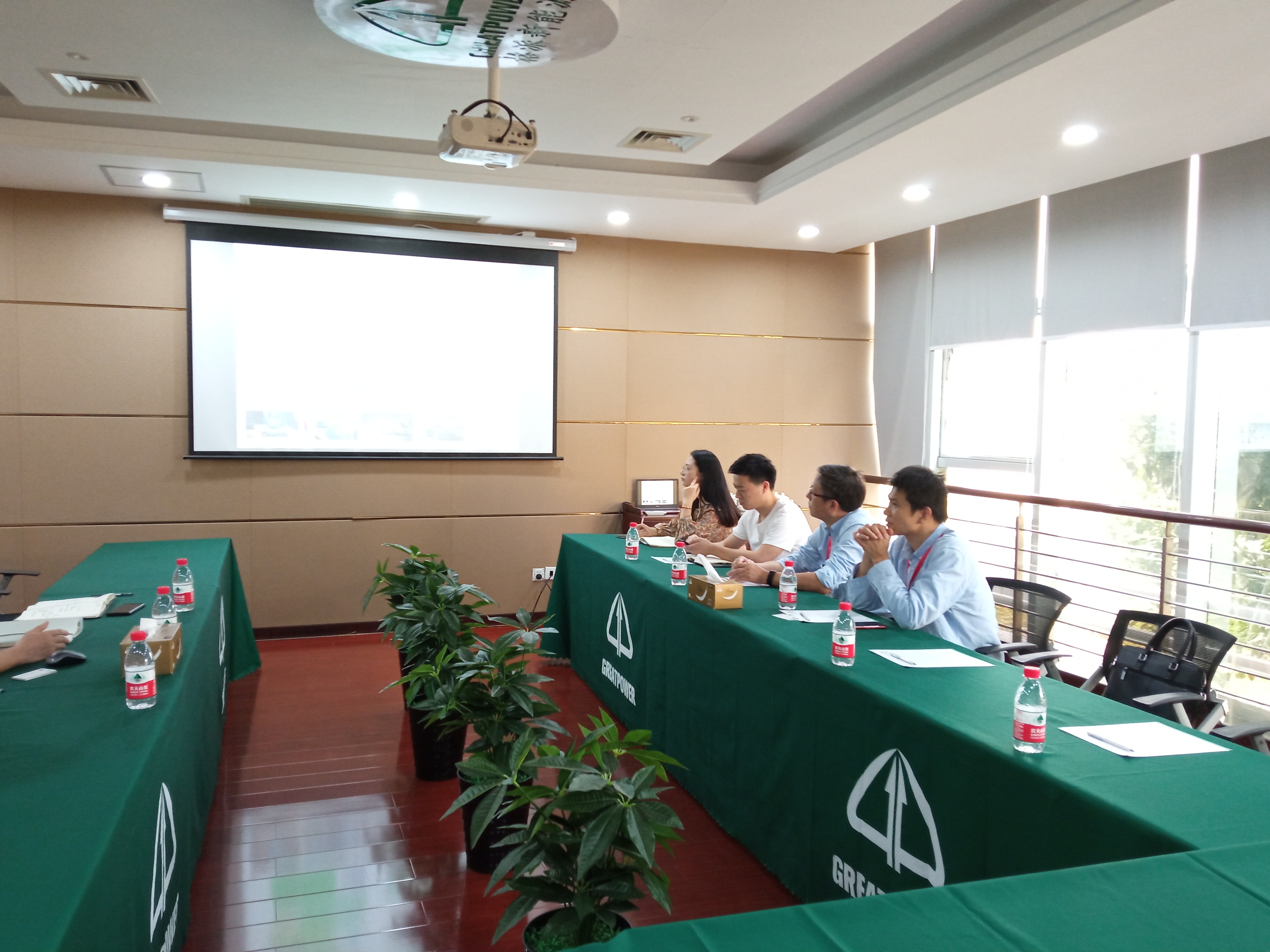 業(yè)內(nèi)專家一行蒞臨浙江格派參觀調(diào)研